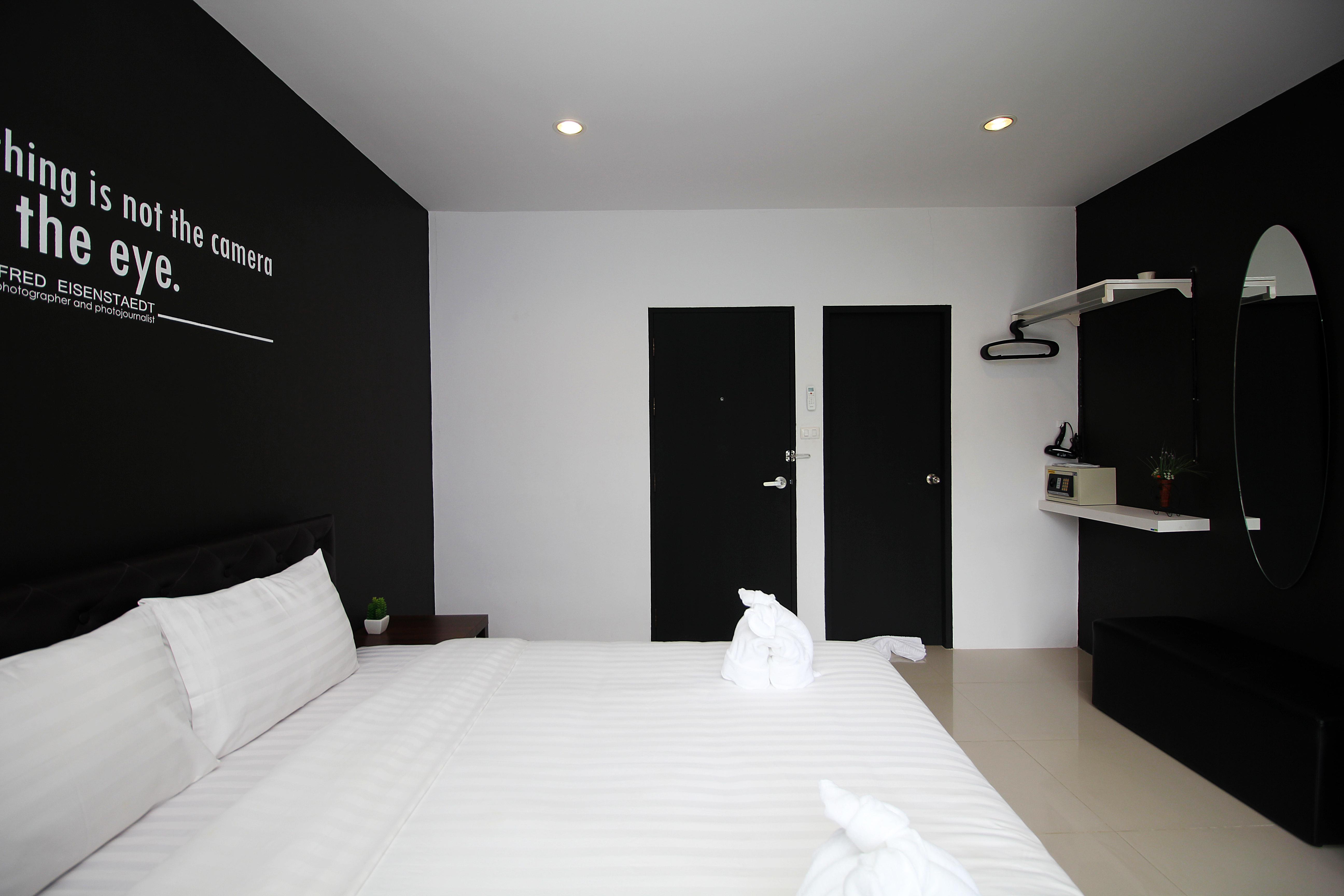 The Artist House Hotel Patong Bagian luar foto